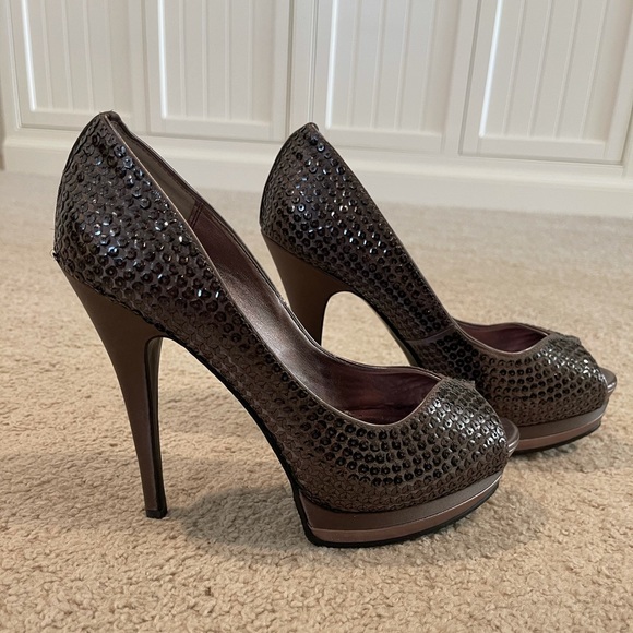 Pewter colored sequin stilettos - Picture 1 of 4